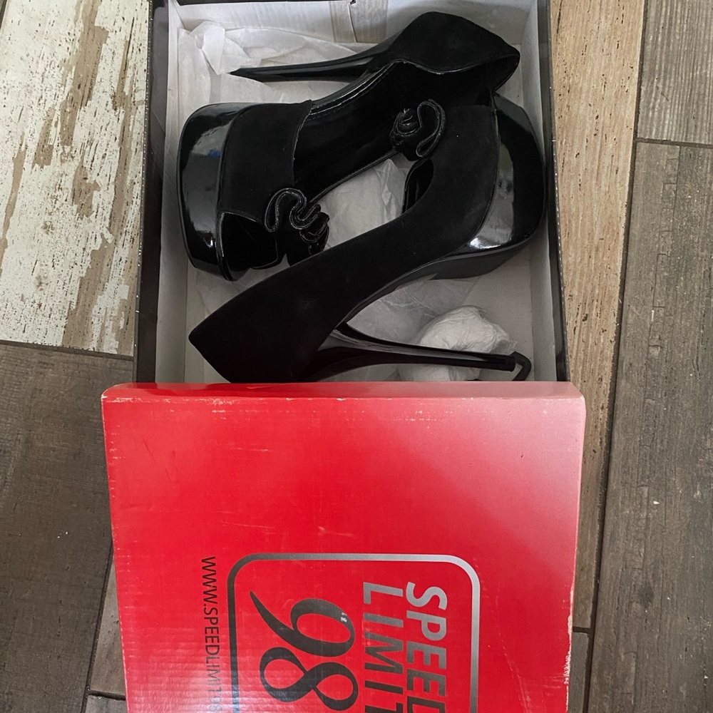 Women’s velvet & patten leather dress shoes